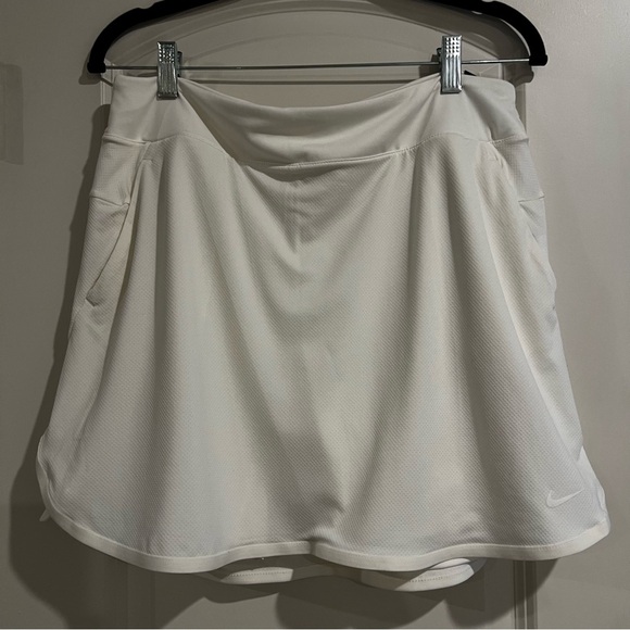 Nike Women’s Dri Fit Golf Skort Size Large - Picture 1 of 3